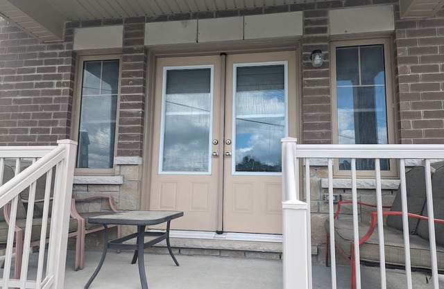 Cozy ensuite w/seperate entrance & balcony, 1 minute to grocery and Rotary Park