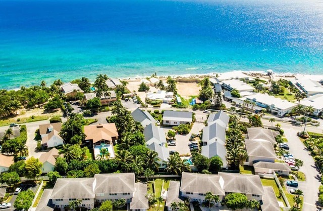 Seaside RetreatnLuxury, Large Condo, King Size, 10 minutes to Smith Cove on walk