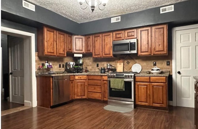 Cozy large home w/mountain views! Perfect place to stay to hunt, fish & hike.