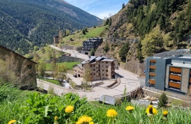 Charming studio by the river. 2 beds+Smart TV+wifi