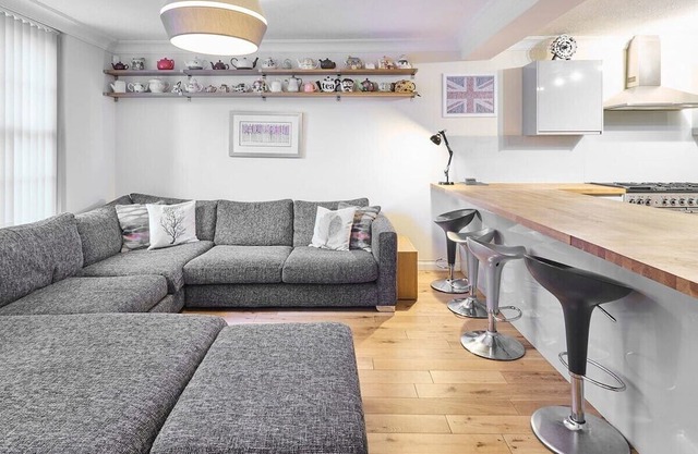 Host & Stay | Cobb Court