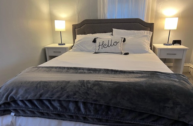 Daisy Petal Pet Friendly 3 Bedroom 1 Bathroom Single Level Close to Downtown