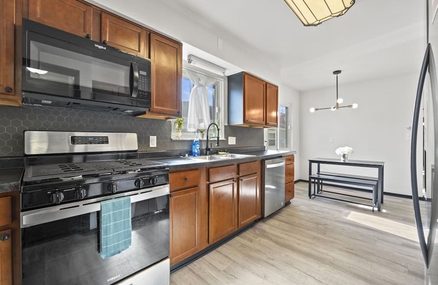 Modern home w KING BED Near Downtown and parks