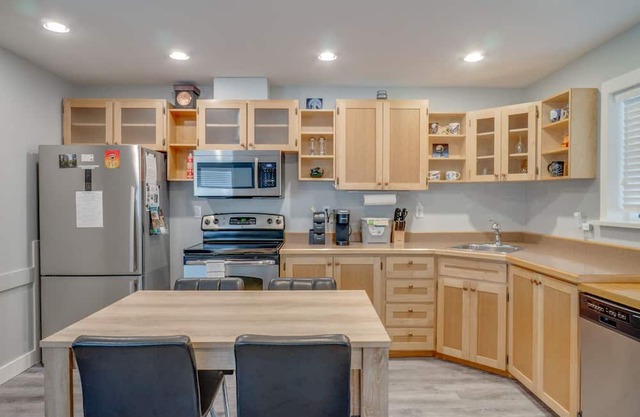 The Bear Guest House: Charming 1 bedroom house with private patio!