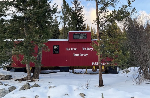Osprey Lake Caboose beside the Kettle Valley Railway and 2 mins from Osprey Lake