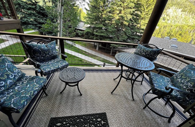 Keystone condo/pool/hot tub/patio/Mountain View/King bed/ski storage