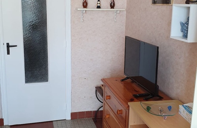 Rent t1 bis 50 m from the beach. Large south-facing balcony with sea view