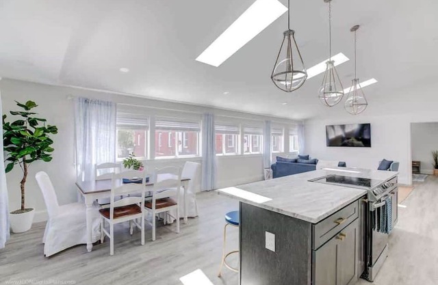Elegant Thames St. Loft w/View of Town and Harbor