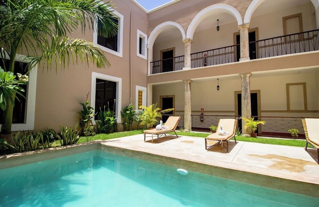 Colonial Comfort Close to Parks & Tourist Spots: 4-Stay, 2 Double Rooms