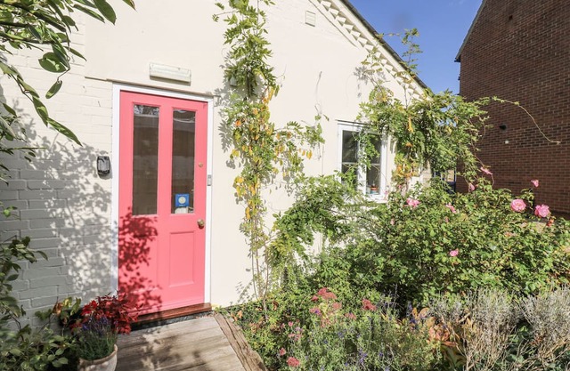 OVER VILLAGE STUDIO, character holiday cottage in Over
