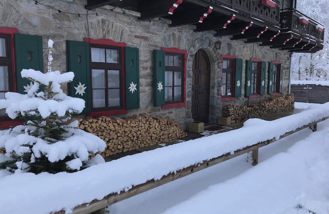Large cozy ski lodge located on the Kitzsteinhorn glacier