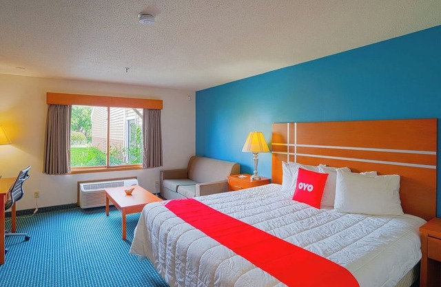 Affordable King Bed Room Near Casino, Park, & Restaurants in Redwood Falls