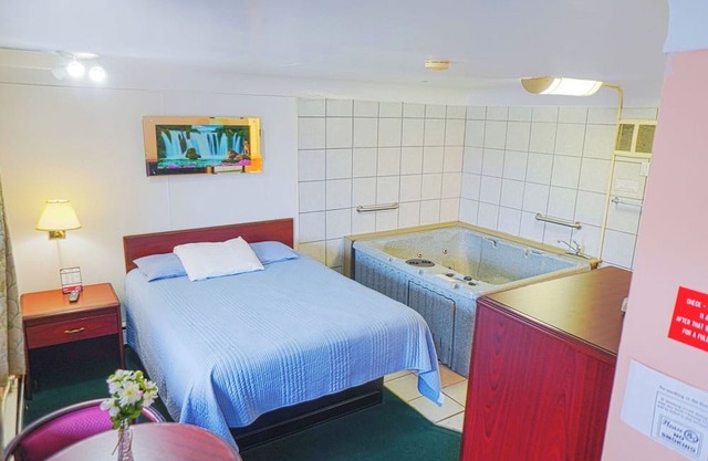 Affordable Retreat w/Private Bath – Perfect for Exploring Bay City on a Budget