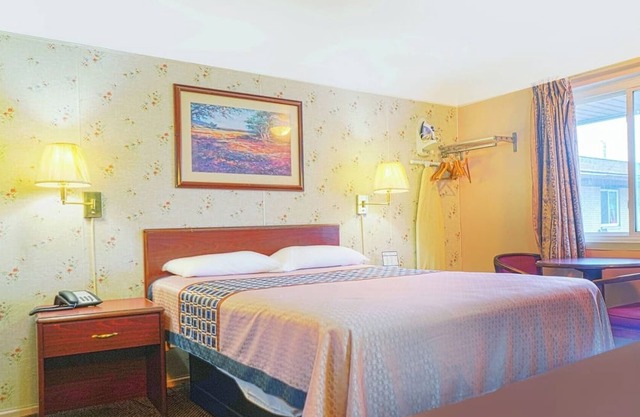 Quiet Retreat Near Downtown Bay City – Comfortable Room + Free Parking