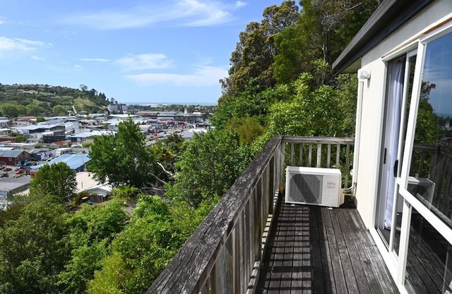 Poutama - private and sunny house with views and a 10 min walk to town center.