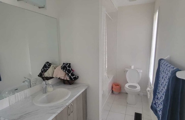 Newly built and perfect for vacations. In the middle of both hwy 400&40