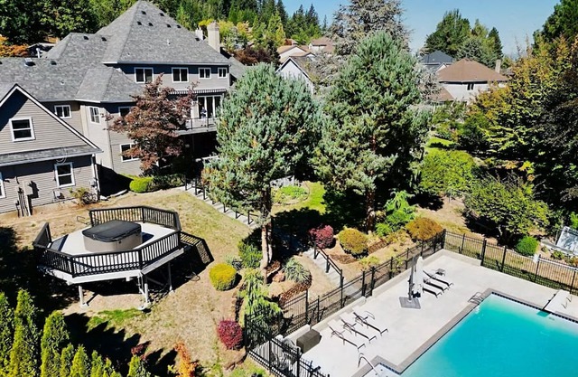 7-Bedroom Villa in Fantastic Gresham with w/Pool, Hot Tub & Sauna