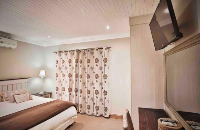 Lovely Two Bedroom Cottage No Loadshedding