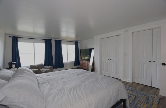 Lucky Catch Cottage 4 bedroom/2 bathrooms with AC on Gun Lake