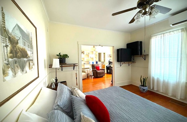 Vanilla Dream Suite at The Brenham House Steps from Downtown