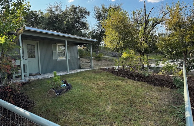 Cozy cabin in peaceful Glen Rose with AC fully furnished