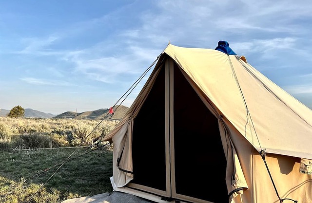 Charming Bell Tent for Glamping Escapes to Montana