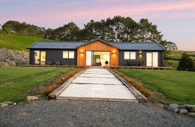 Stunning Modern Hillside Haven near Pukekohe