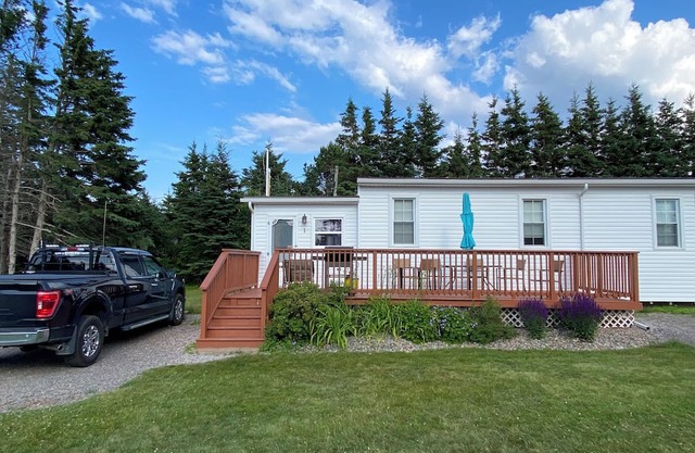 Walk to Beach - Parkside 3BR Cottage with King Bed & Screened Room