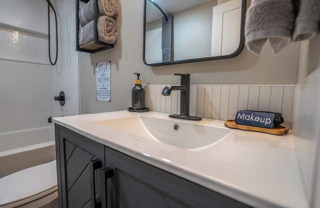 Luxury Suite Located Downtown Kelowna Minutes away from the beach with Patio