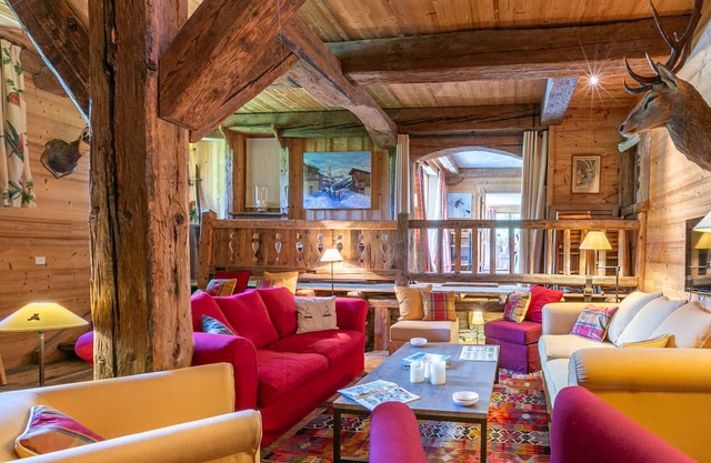 Luxurious Chalet-Style Apartment, South-Facing Terrace, Ski-In/Ski-Out, Val-d'Isère