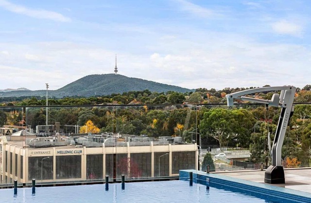 2bd 2bth - Chic Apt in Woden CBD