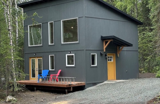The perfect solution for families or groups, offering ample space and comfort for six in the serene Eklutna Valley.