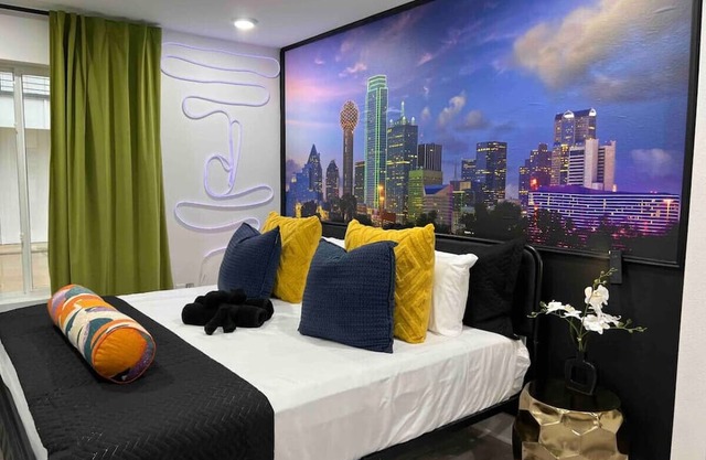 3 Miles to AA Center W/King Bed & Free Parking