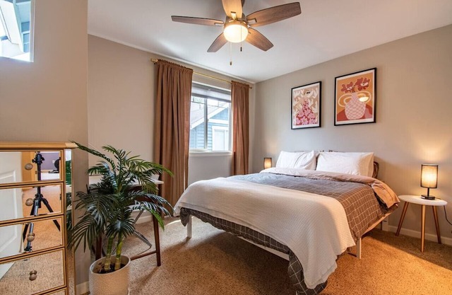 3 Bedroom Townhouse Downtown w/Private Backyard