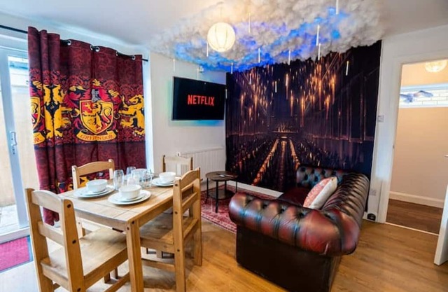 Harry Potter House - Free On Street Parking - Self Check In - Sleeps up to 6