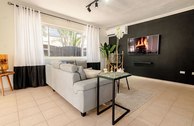 Spectacular 8 br Villa with Pool & Garden Close to Super Food.