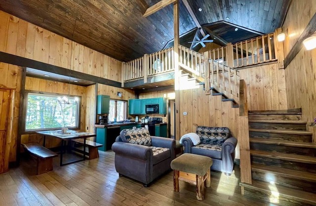 Lovely cabin with WiFi in charming Speculator