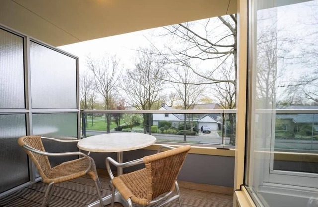 Comfortable and Clean Room with Onsite Restaurant and Bar Near Ronostrand