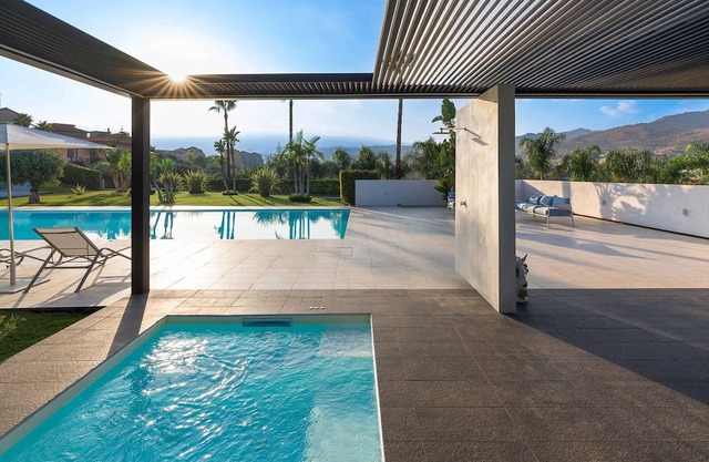 My Rental Homes - Villa Inga with ample garden, private pool,in-room Jacuzzi tub