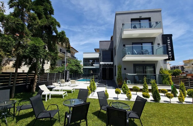 LUXSUITES