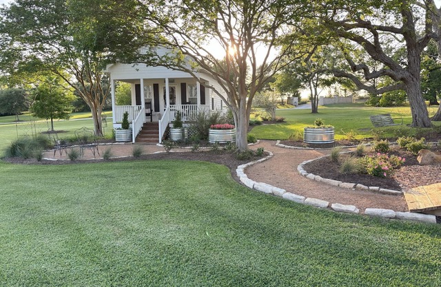 Tara Farms Cottage. Peaceful Retreat on 50 Acres. Soaking Tub + Trails
