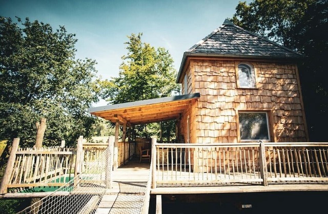 Sustainable Picus Viridis tree house with sauna and hot tub in the countryside