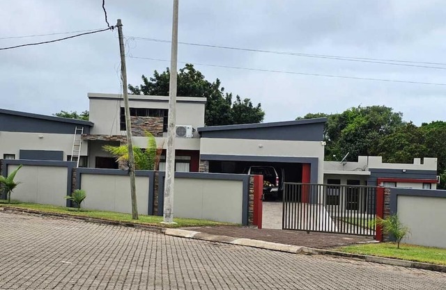 3-bedroom house in enchanting Praia Do Bilene with WiFi, AC
