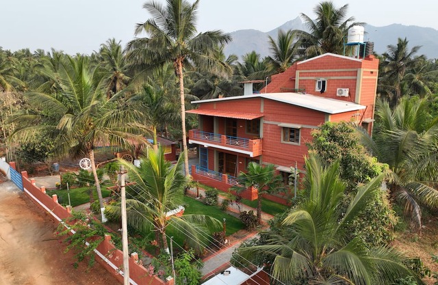 Charming 2-bedroom farmhouse with WiFi, AC in pristine Alanthurai, Coimbatore