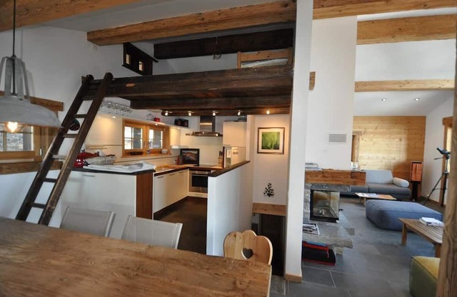 Bright and spacious Chalet Taveyanne, up to 8 people, a few meters from the Villars - Gryon - Diable