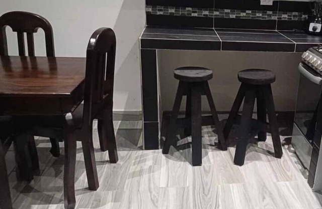 Well-equipped house, court, A/C, +Pets
