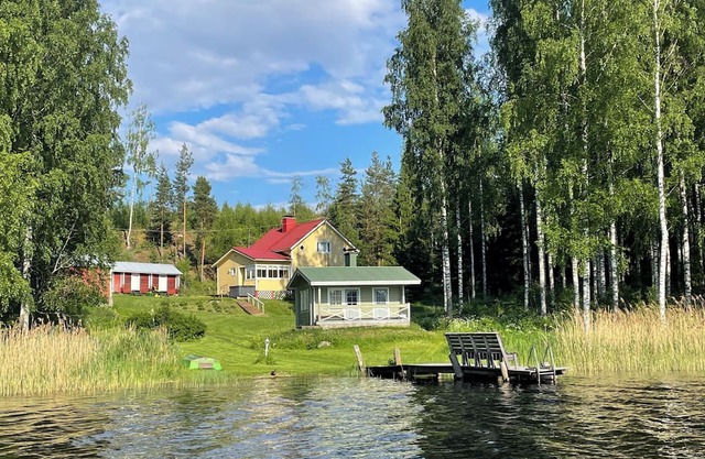 Villa Niemelä ulkoporeammeella Parikkalassa. Perheet ja lemmikit tervetulleita!