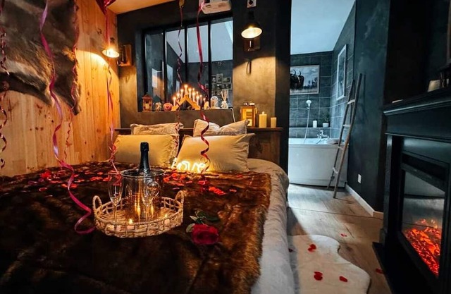 ❤️‍🔥 Romantic chalet/Private hot tub/Cinema screen/10 min center ❤️‍🔥
