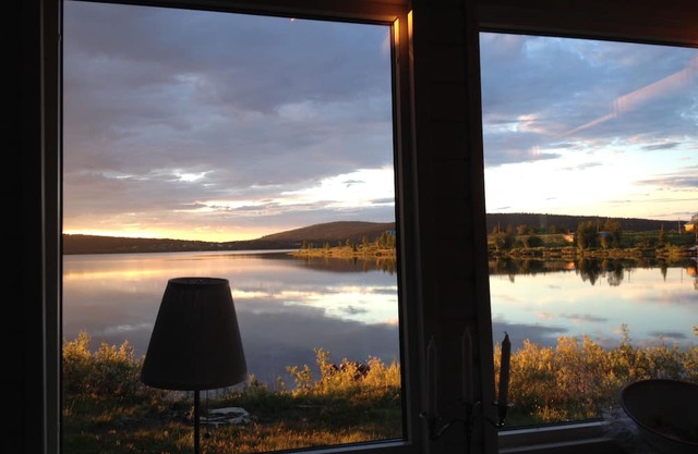 Lakeside cottage with magnificent views, in the middle of nature, and chance of northern lights.