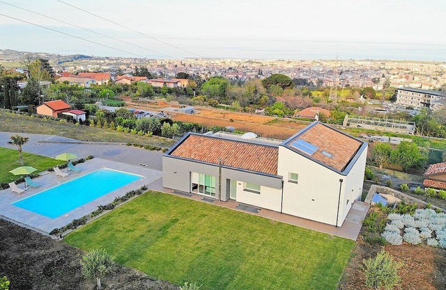 Villa Brezza: A bright and sunny three-story villa situated in a quiet location, a few minutes from the town center, with Free WI-FI.